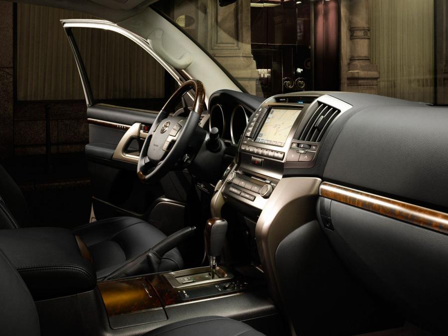  Toyota Land Cruiser 200 60th Anniversary 2011 года  (фото 2 из 9)